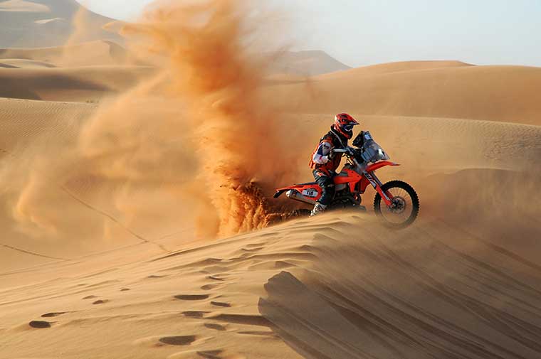 carrera moto en el desierto